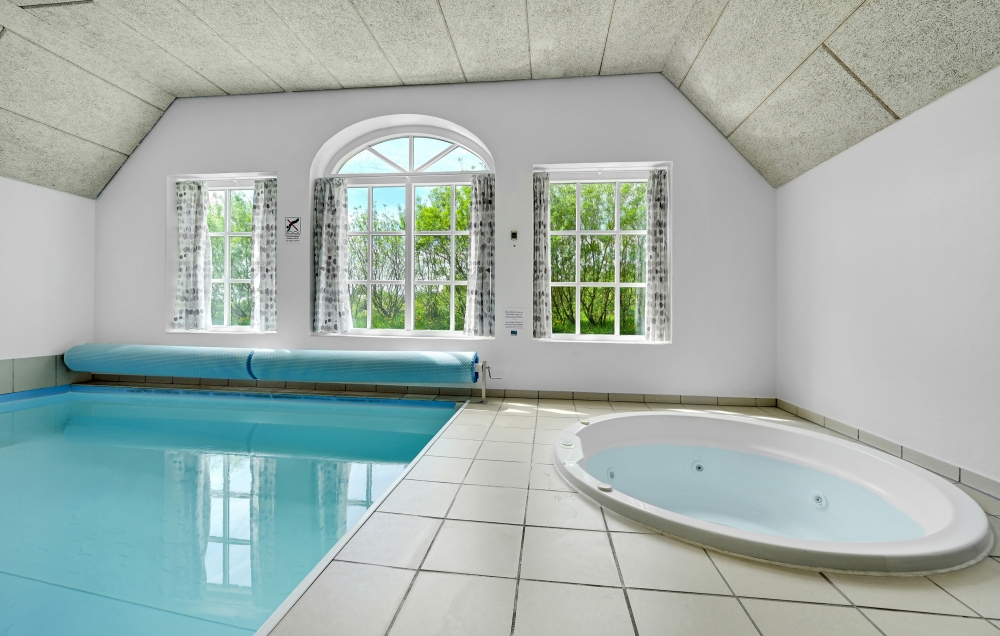 Nyt varmen i boblebadet i luksushus nr. 575 i Vestjylland