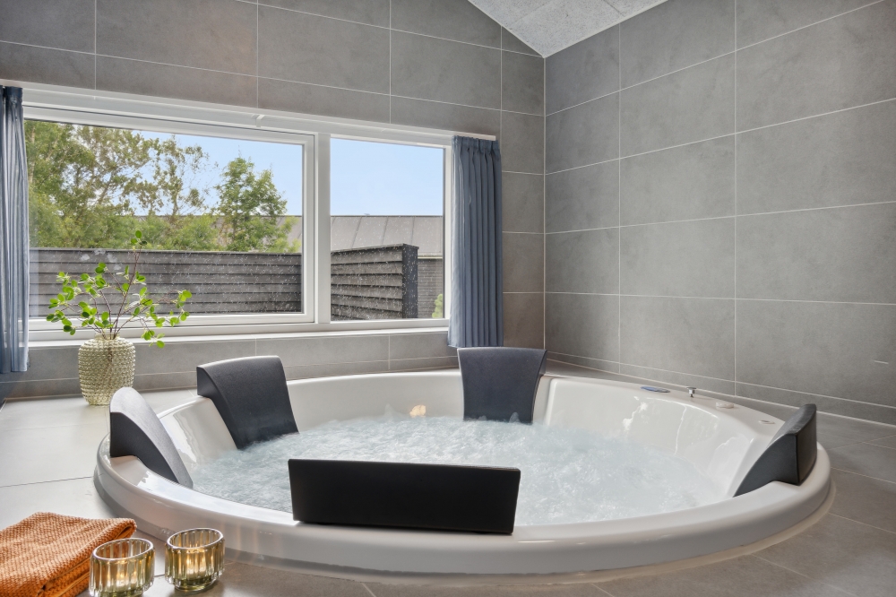 Nyt varmen i boblebadet i luksushus nr. 577 i Nordjylland