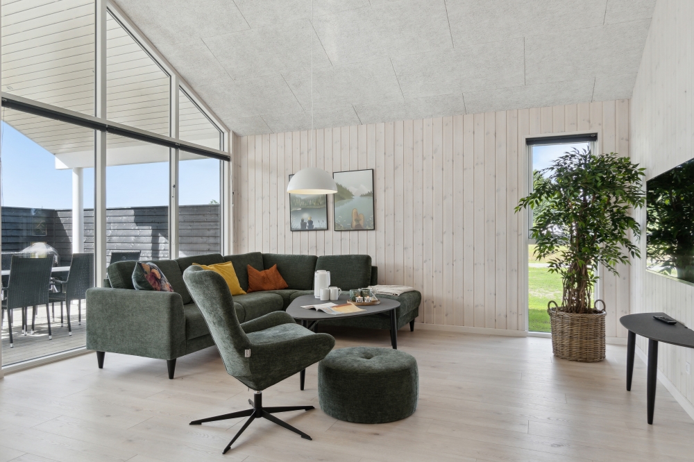 Det er god plass til hygge i feriehusets sofagruppe under oppholdet i luksushus nr. 577