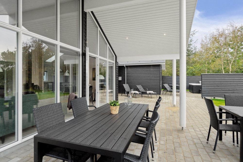Nyt en grillkveld på terrassen i luksushus nr. 577 i Nordjylland