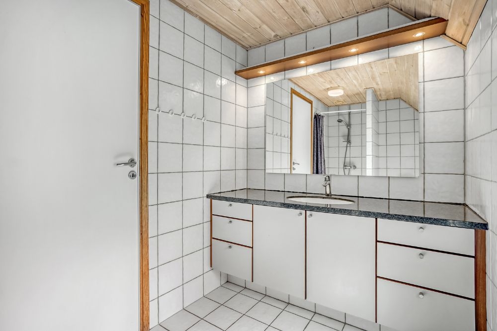 Det finnes bad med dusj i luksushus nr. 552 med plass til 12 personer.