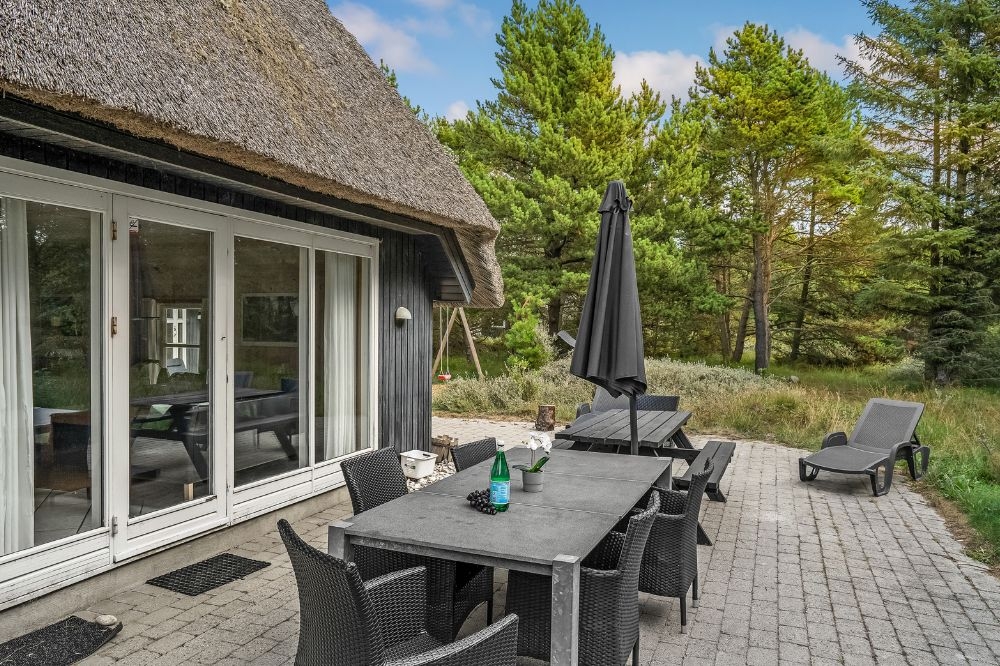 Nyt en grillkveld på terrassen i luksushus nr. 552 i Vestjylland