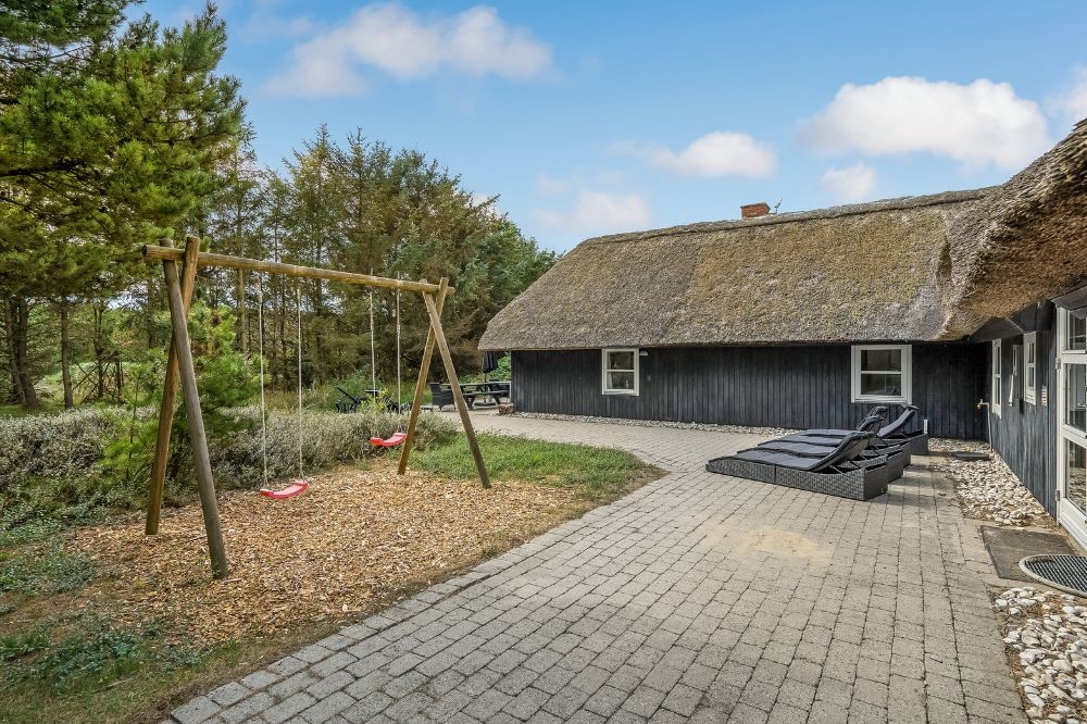 På terrassen i feriehus nr. 552 er det plass til 12 personer.