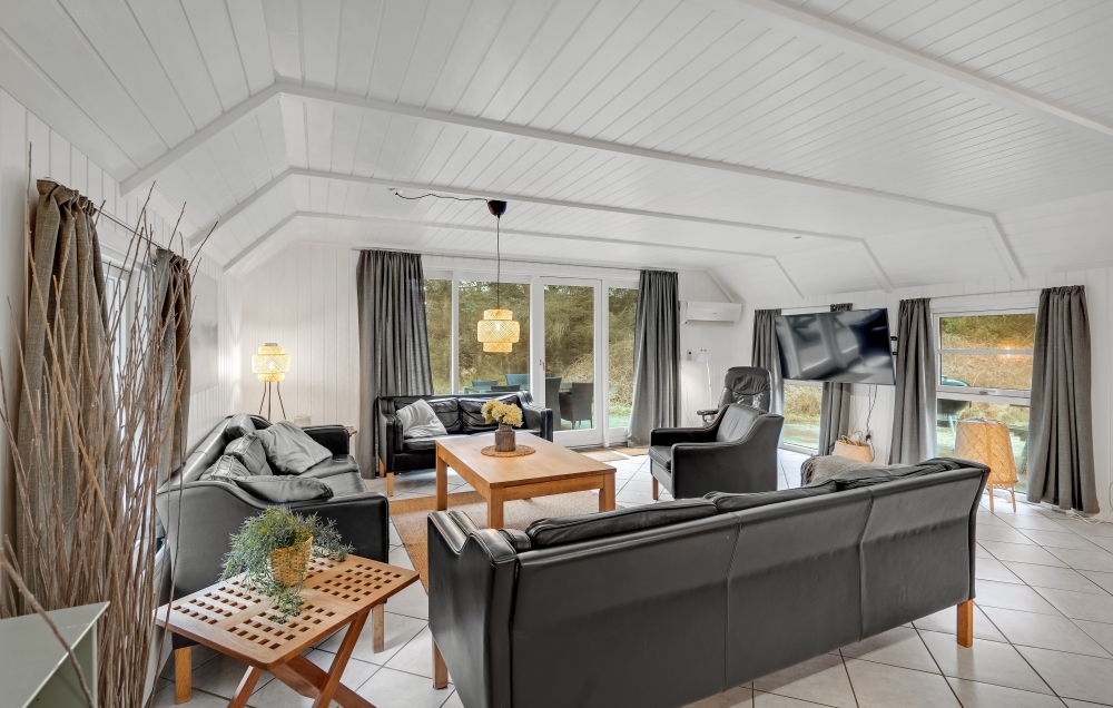 Sofaen i luksushus nr. 552 i Vestjylland er perfekt for å hygge seg med et brettspill eller se en film sammen.