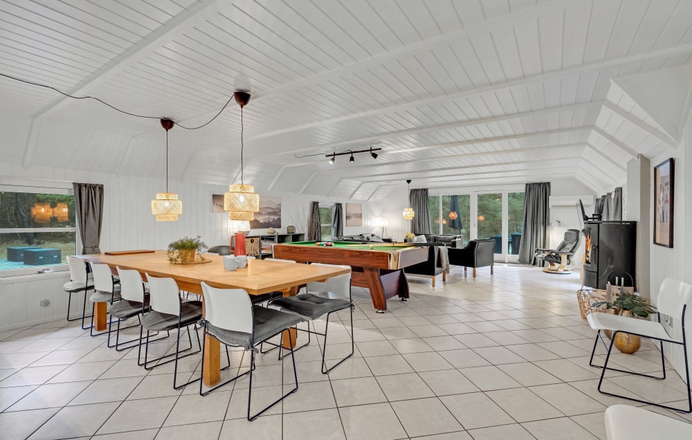 Oppholdsrom med plass til 12 i luksushus nr. 552.