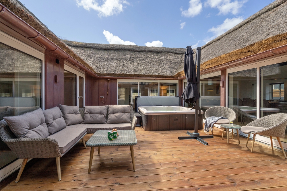 Nyt en grillkveld på terrassen i luksushus nr. 580 i Vestjylland