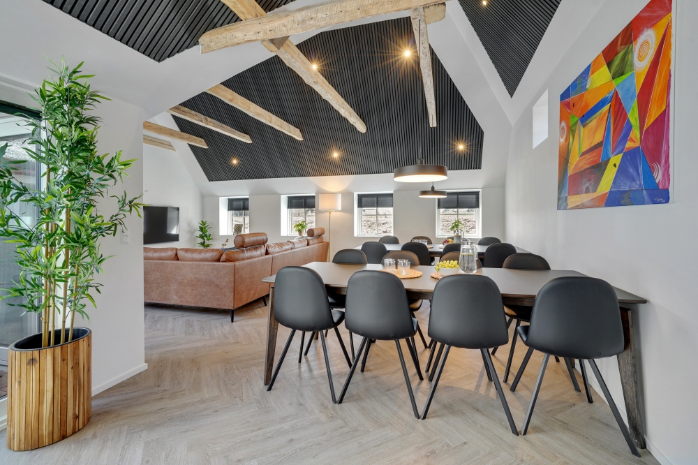 Sofaen i luksushus nr. 580 i Vestjylland er perfekt for å hygge seg med et brettspill eller se en film sammen.