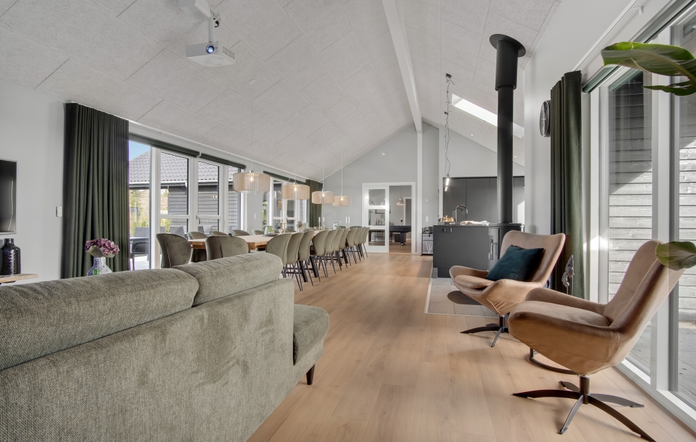 Det er plass til 26 personer i det store lyse oppholdsrommet i luksushus nr. 554.