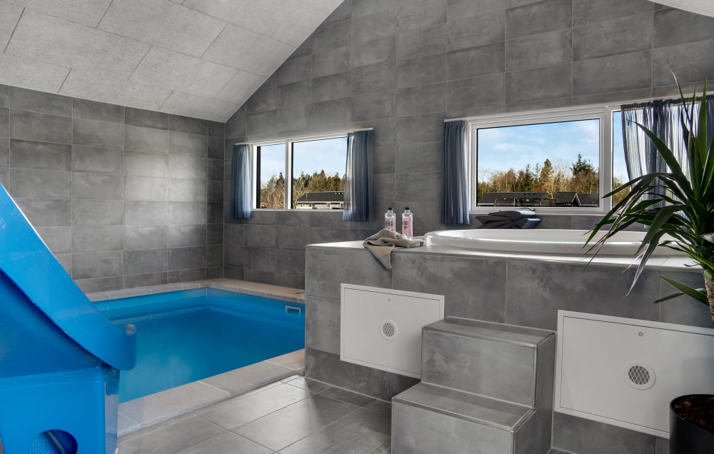 Nyt varmen i boblebadet i luksushus nr. 554 i Vestjylland