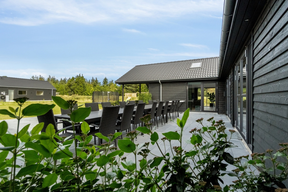 Nyt en grillkveld på terrassen i luksushus nr. 554 i Vestjylland