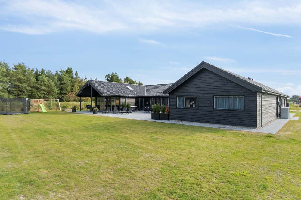 Dette lekre huset med svømmebasseng, nr. 554, med plass til 26 personer, ligger i Vestjylland