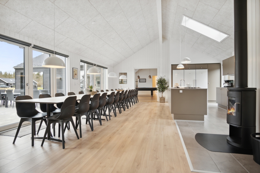 Det er plass til 26 personer i det store lyse oppholdsrommet i luksushus nr. 579.