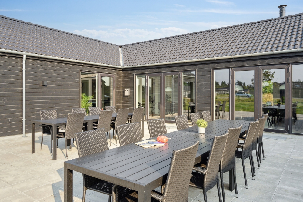 Nyt en grillkveld på terrassen i luksushus nr. 579 i Vestjylland