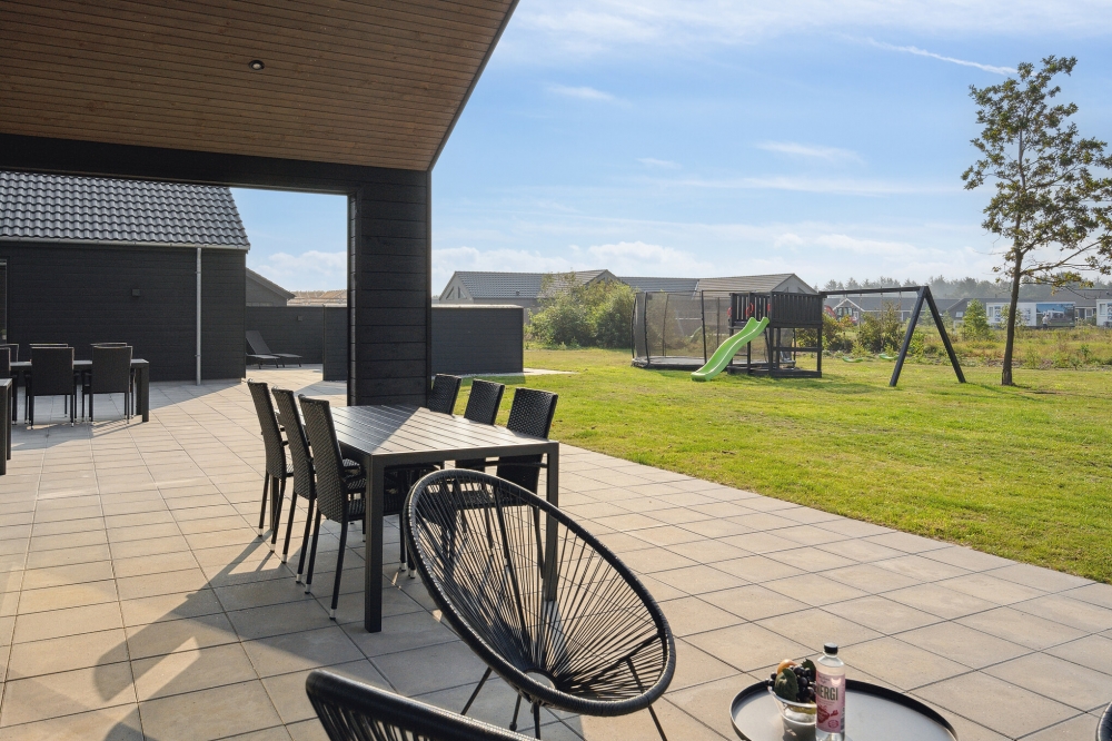 På terrassen i feriehus nr. 579 er det plass til 26 personer.
