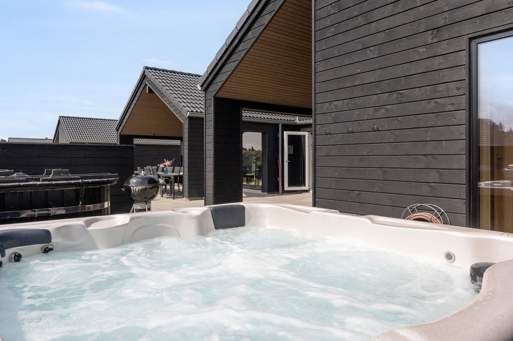 Nyt varmen i boblebadet i luksushus nr. 601 i Sydjylland