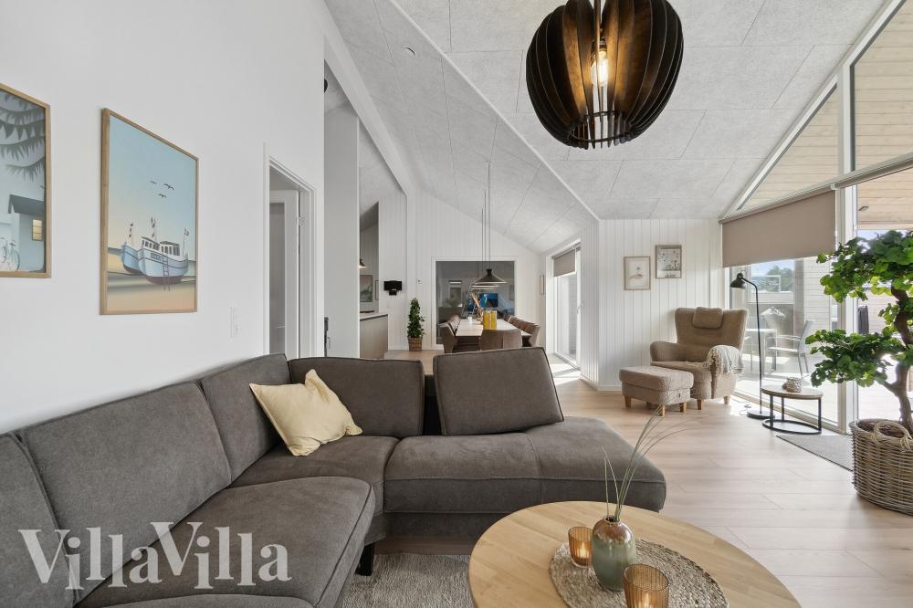 Det er god plass til hygge i feriehusets sofagruppe under oppholdet i luksushus nr. 590