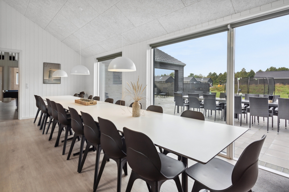 Det er plass til 20 personer i det store lyse oppholdsrommet i luksushus nr. 591.