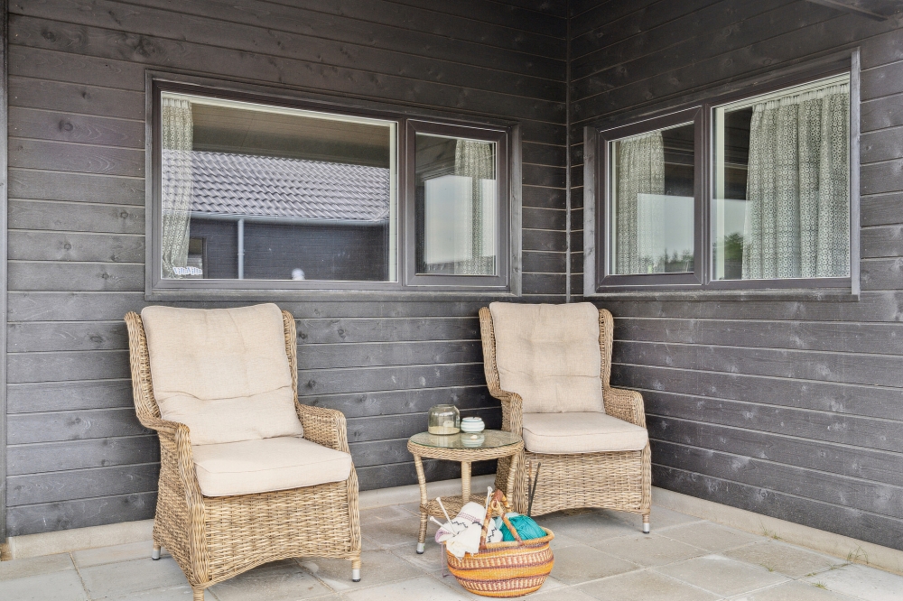 Nyt en grillkveld på terrassen i luksushus nr. 591 i Sydjylland
