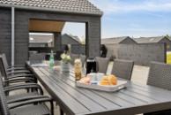 Luksushus nr. 591 har en deilig terrasse med gode hagemøbler til 20 personer.