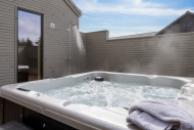 Nyt varmen i boblebadet i luksushus nr. 593 i Sydjylland