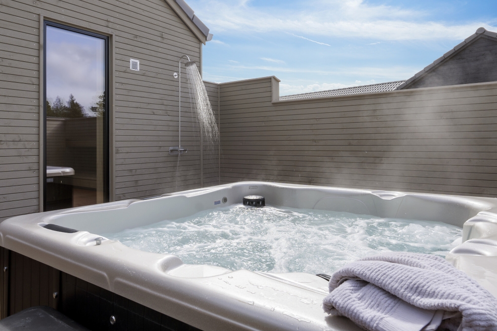 Nyt varmen i boblebadet i luksushus nr. 593 i Sydjylland