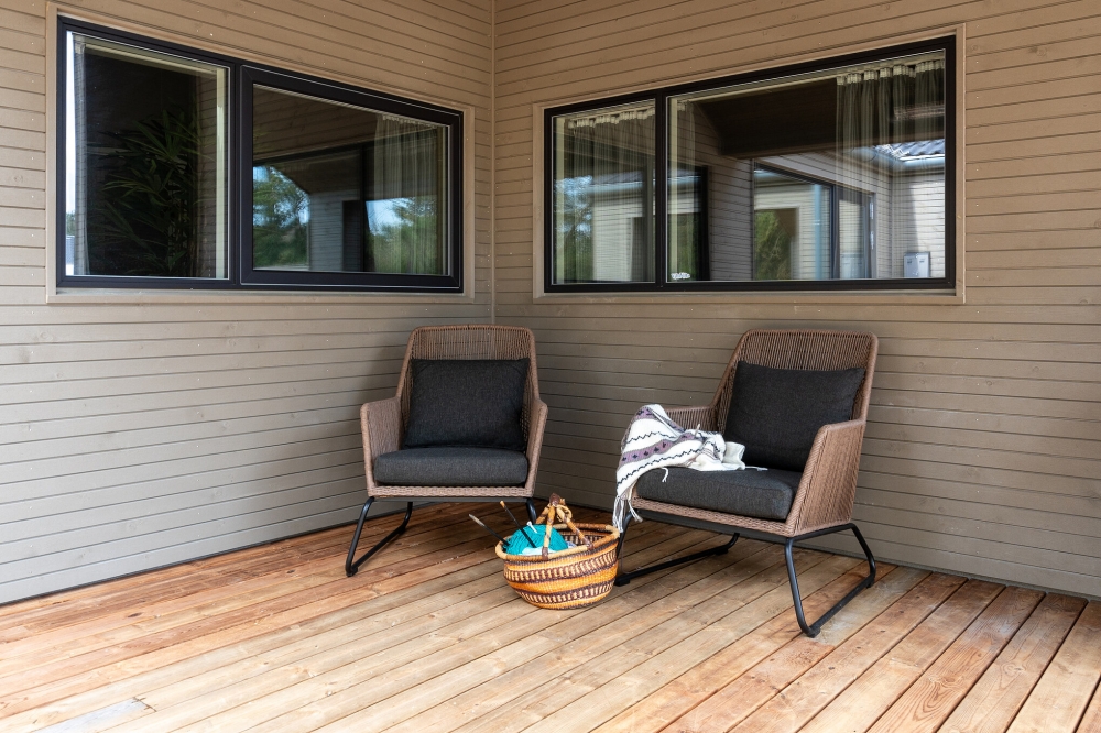 Nyt en grillkveld på terrassen i luksushus nr. 593 i Sydjylland