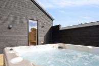 Nyt varmen i boblebadet i luksushus nr. 596 i Sydjylland