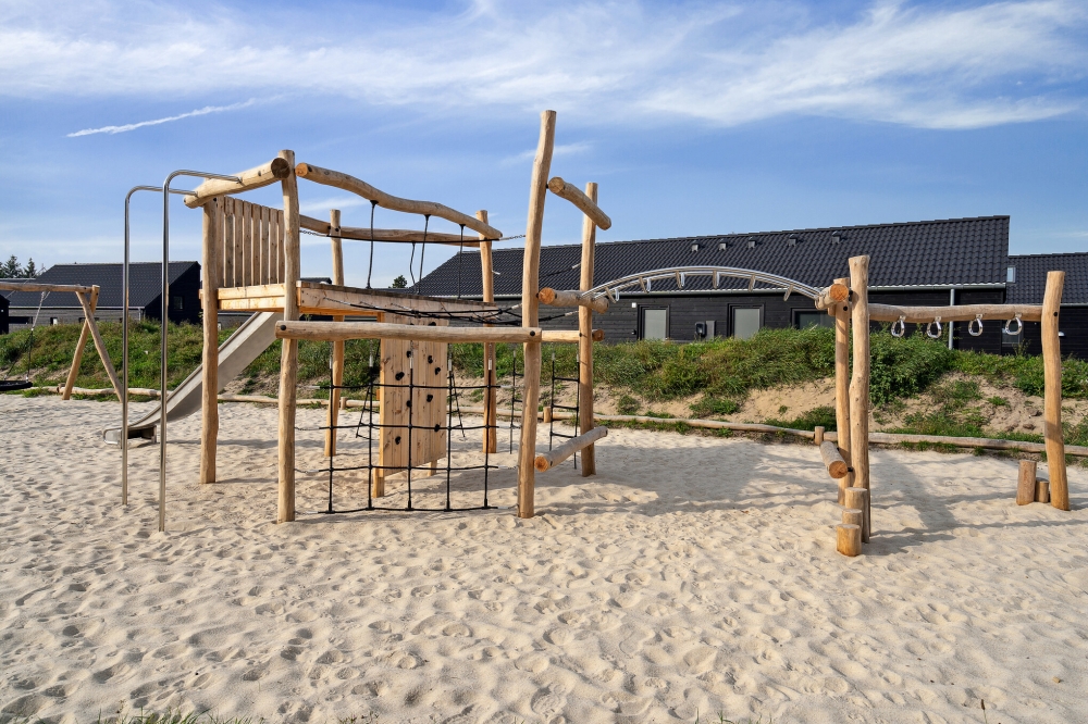 I det attraktive feriehuset nr. 596 i Sydjylland finnes det mengder av utendørsaktiviteter, som leketårn og huskestativ.