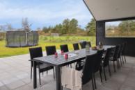 Nyt en grillkveld på terrassen i luksushus nr. 596 i Sydjylland