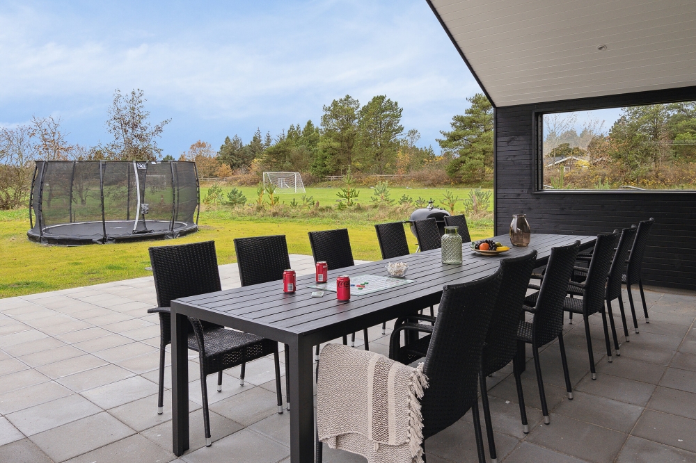 Nyt en grillkveld på terrassen i luksushus nr. 596 i Sydjylland