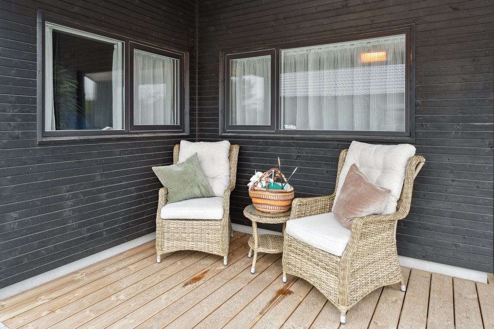På terrassen i feriehus nr. 596 er det plass til 20 personer.