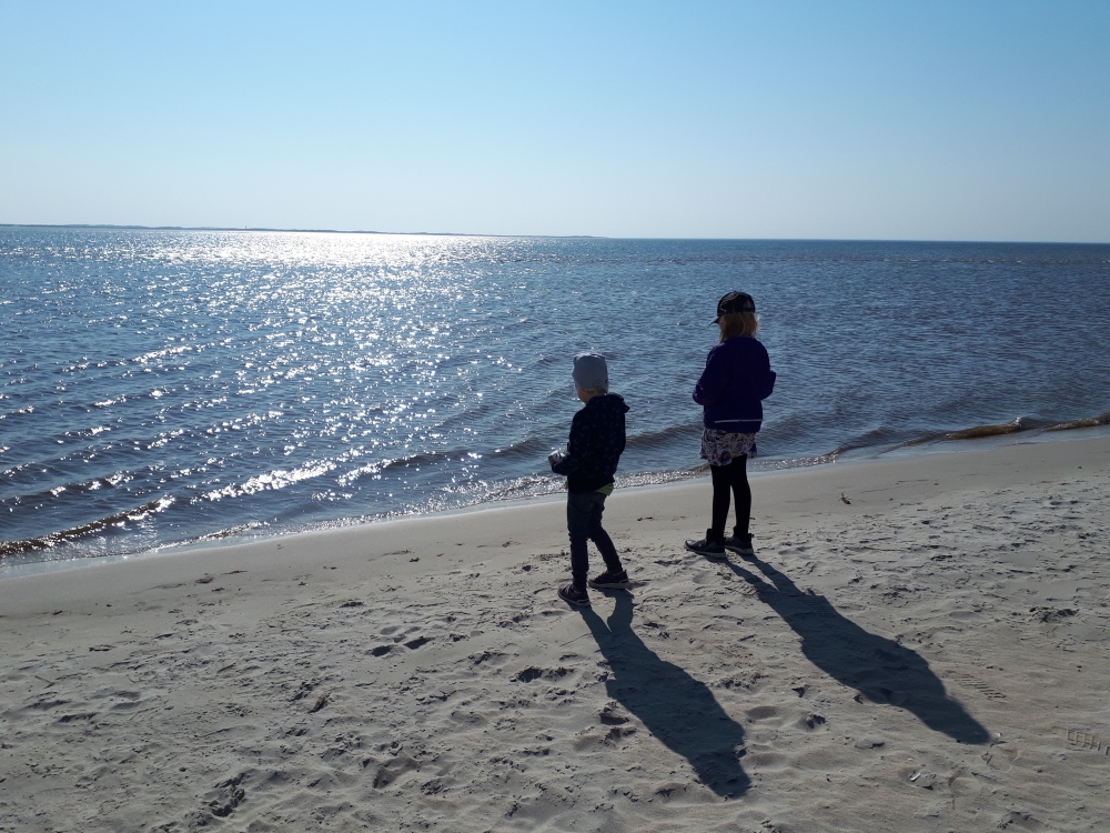 Stranden nær luksushus nr. 597 i Sydjylland er ideell til gåturer.