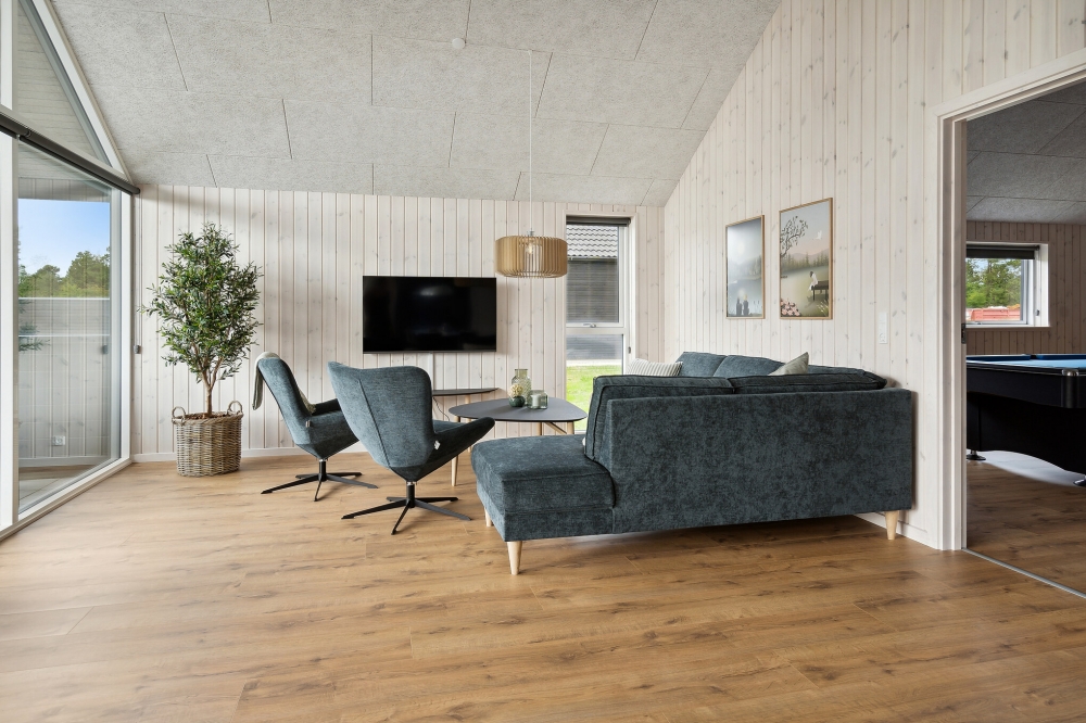 Sofaen i luksushus nr. 597 i Sydjylland er perfekt for å hygge seg med et brettspill eller se en film sammen.