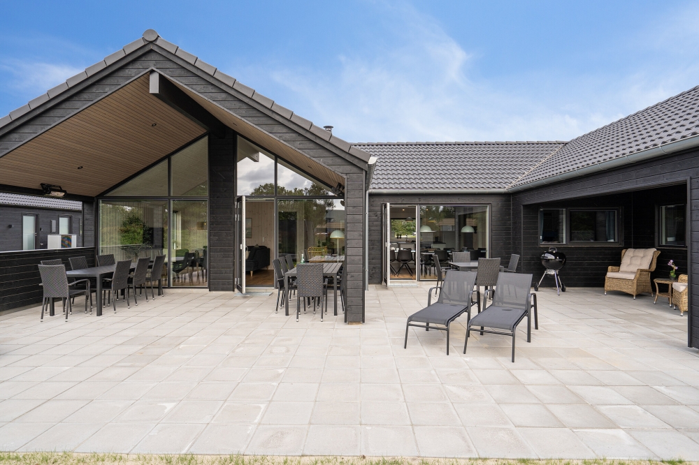 Nyt en grillkveld på terrassen i luksushus nr. 597 i Sydjylland