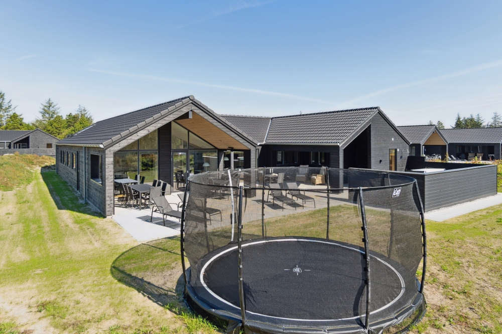 I det attraktive feriehuset nr. 597 i Sydjylland finnes det mengder av utendørsaktiviteter, som leketårn og huskestativ.
