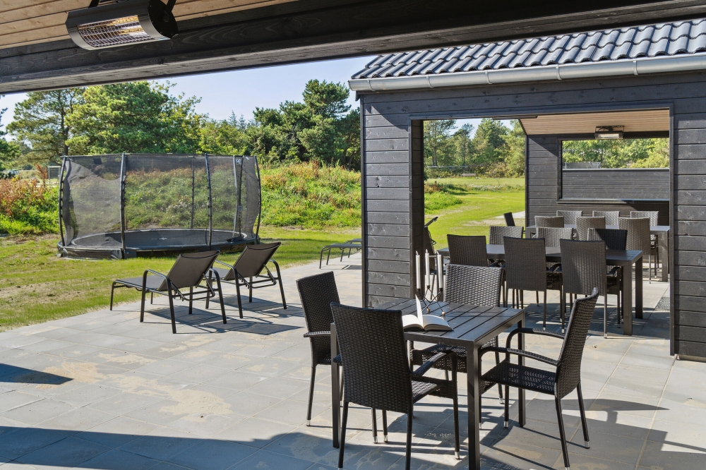 Luksushus nr. 597 har en deilig terrasse med gode hagemøbler til 18 personer.