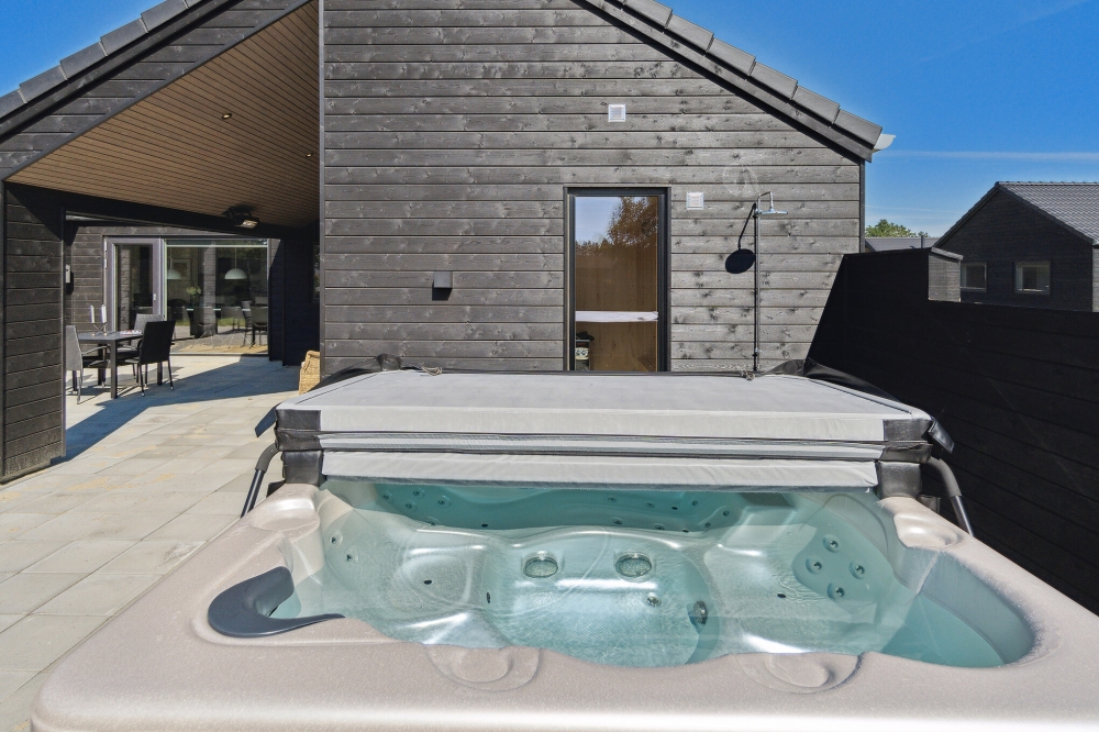 Nyt varmen i boblebadet i luksushus nr. 597 i Sydjylland