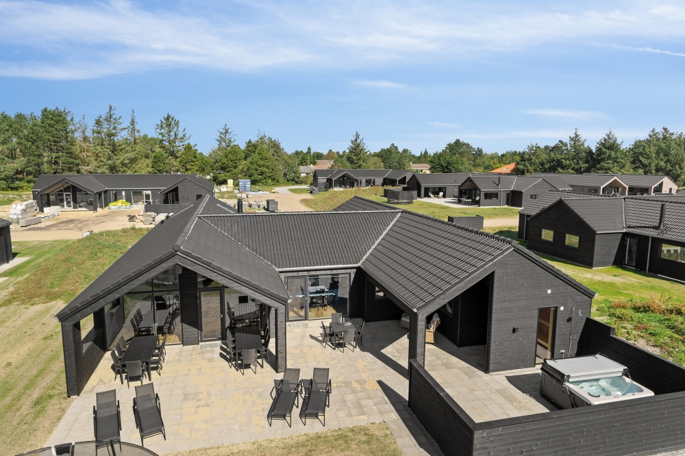 Dette lekre huset med svømmebasseng, nr. 597, med plass til 18 personer, ligger i Sydjylland