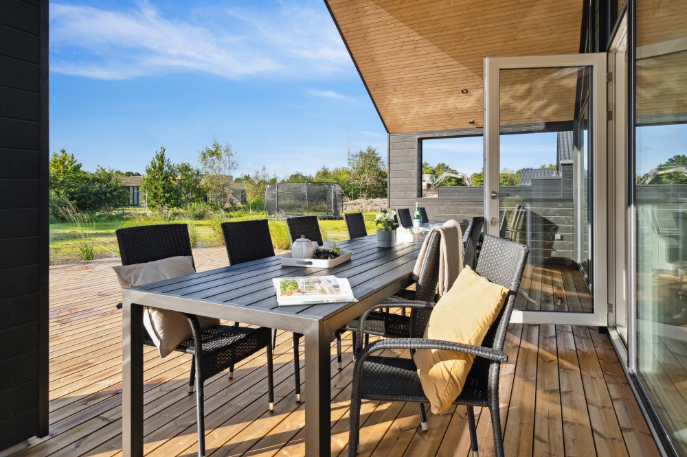 Nyt en grillkveld på terrassen i luksushus nr. 599 i Sydjylland