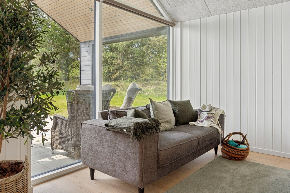 Det er god plass til hygge i feriehusets sofagruppe under oppholdet i luksushus nr. 595