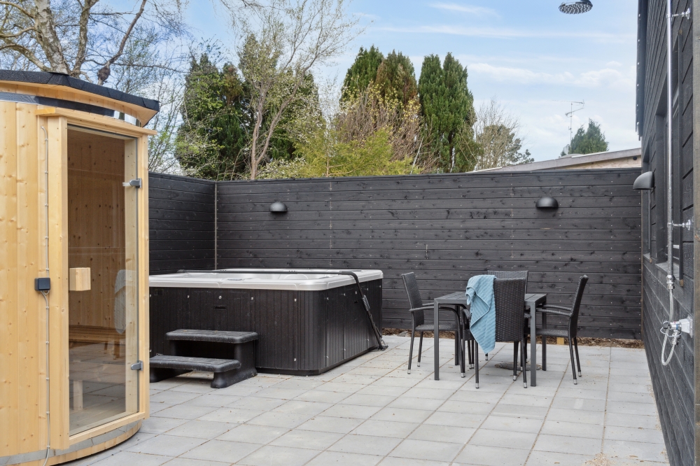 Nyt en grillkveld på terrassen i luksushus nr. 584 i Nordsjælland