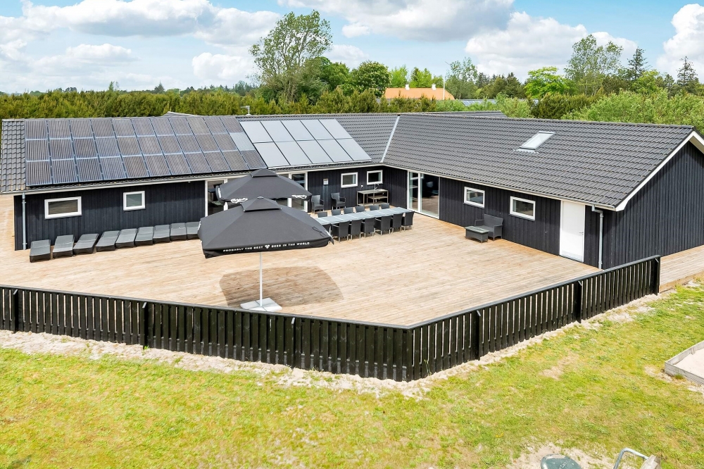 Luksushus nr. 602 har en deilig terrasse med gode hagemøbler til 26 personer.