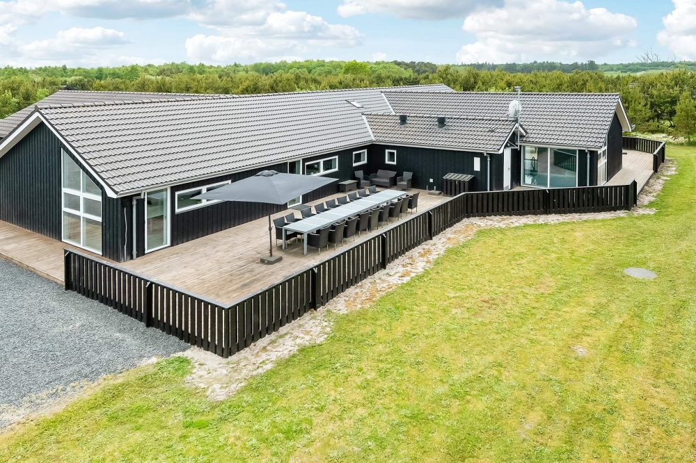 Dette lekre huset med svømmebasseng, nr. 602, med plass til 26 personer, ligger i Nordjylland