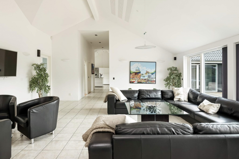 Sofaen i luksushus nr. 602 i Nordjylland er perfekt for å hygge seg med et brettspill eller se en film sammen.