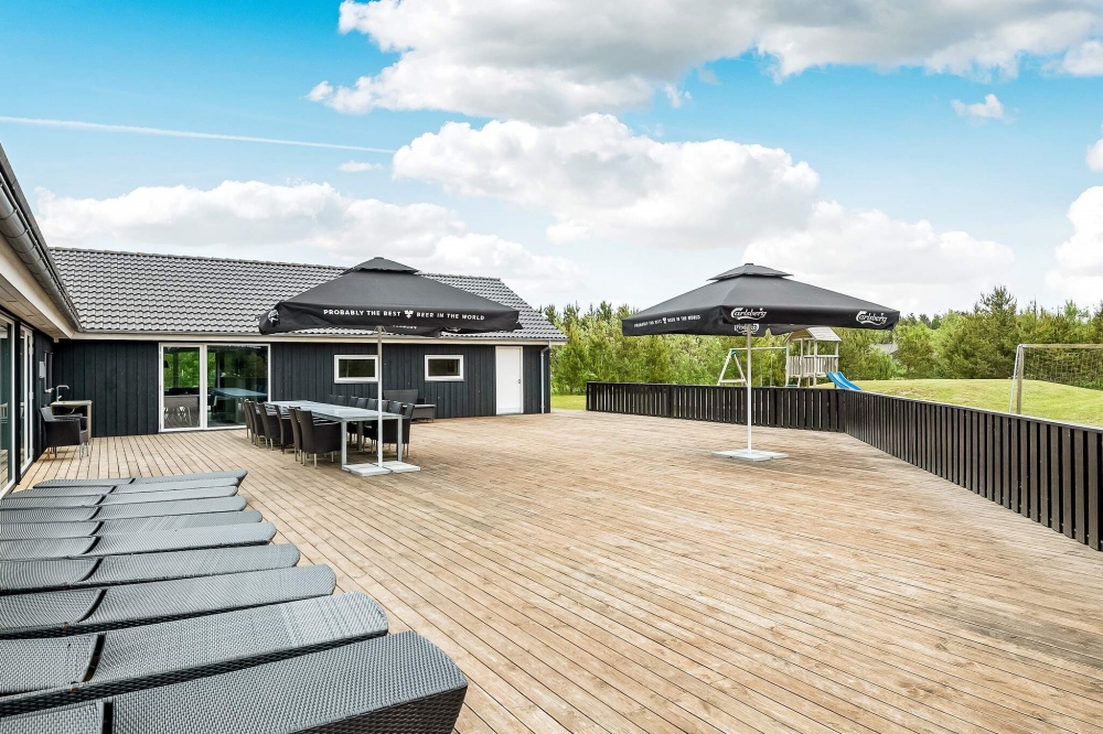 Nyt en grillkveld på terrassen i luksushus nr. 602 i Nordjylland