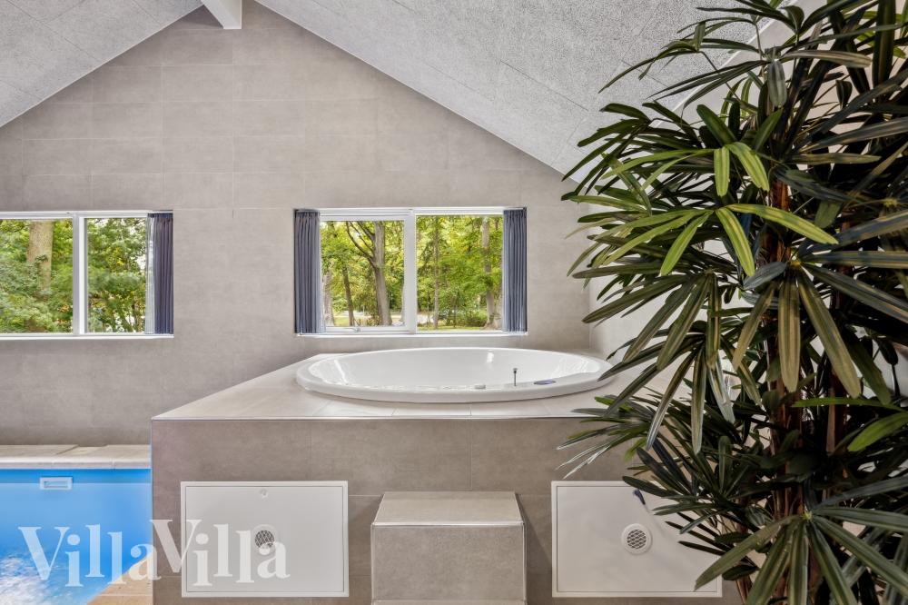 Nyt varmen i boblebadet i luksushus nr. 750 i Tyskland