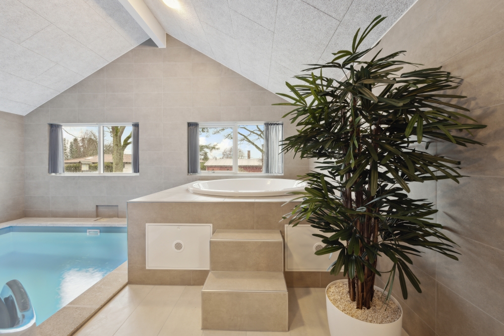 Nyt varmen i boblebadet i luksushus nr. 752 i Tyskland
