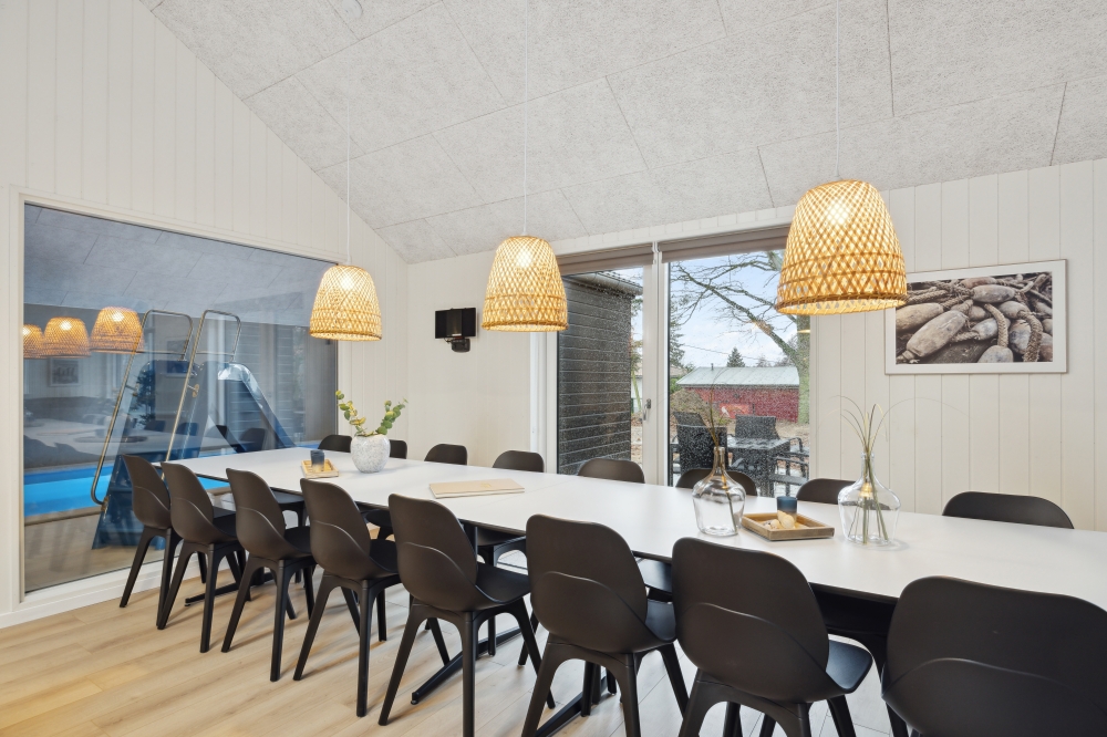 Det er plass til 18 personer i det store lyse oppholdsrommet i luksushus nr. 752.