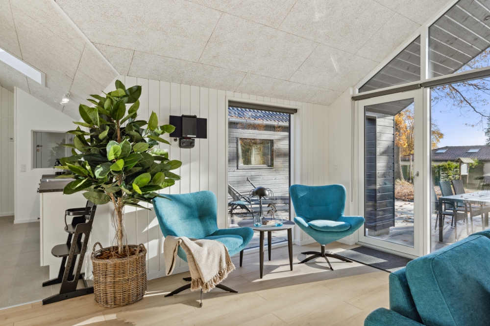 Sofaen i luksushus nr. 753 i Tyskland er perfekt for å hygge seg med et brettspill eller se en film sammen.