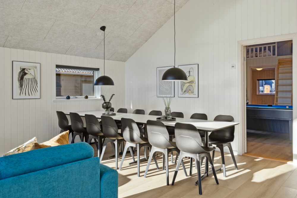 Det er plass til 12 personer i det store lyse oppholdsrommet i luksushus nr. 753.